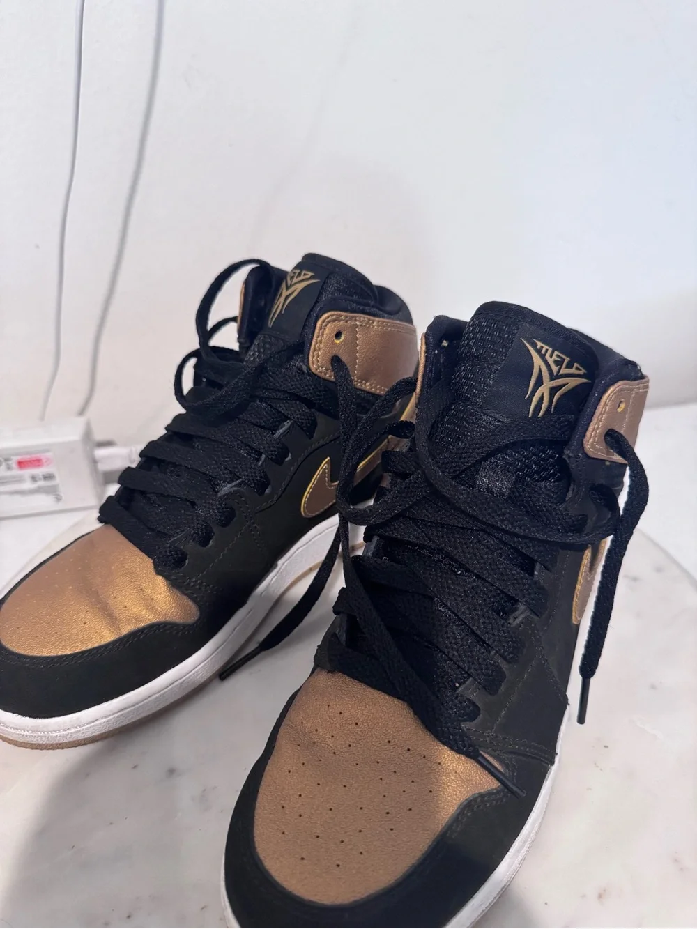 Jordan Retro 1 Black & Gold size 4Y